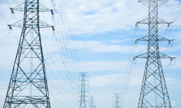 China acelera su avance en la energía chilena con millonaria compra de Transelec