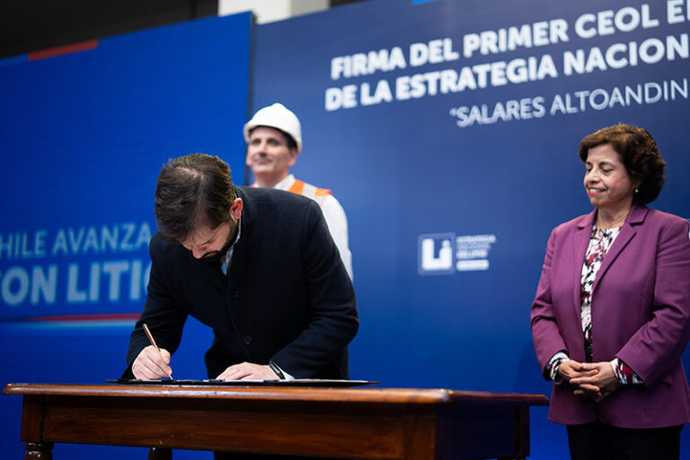 Presidente Boric lidera firma del primer Contrato Especial de Operación de Litio con Enami