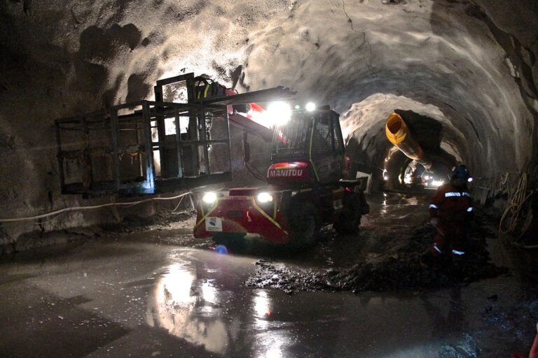 Avanza la modernización del Túnel Teniente 8 con nuevo sistema de iluminación LED