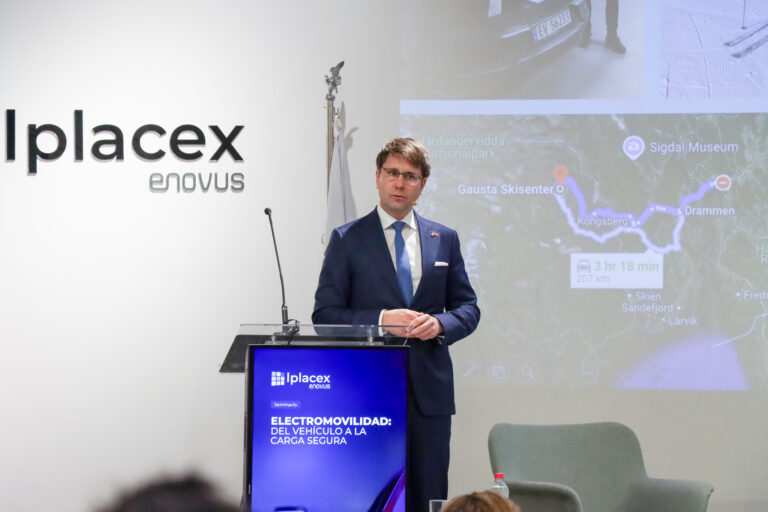 Embajador de Noruega comparte claves para acelerar la electromovilidad durante seminario de Iplacex