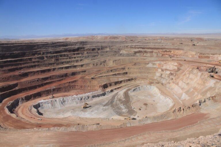 Codelco investiga incendio de camión de extracción en División Ministro Hales