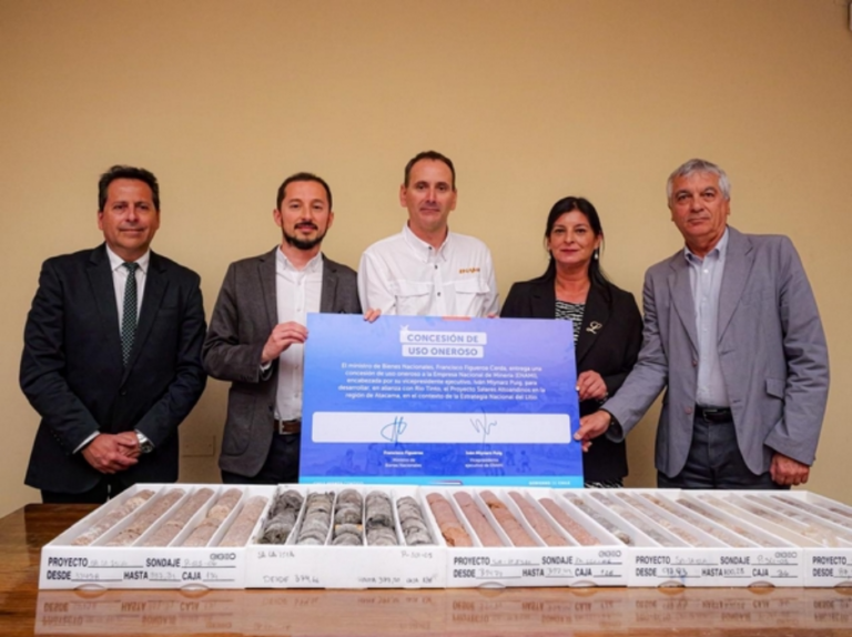 Bienes Nacionales entrega concesión a ENAMI para impulsar proyecto de litio Salares Altoandinos en Atacama