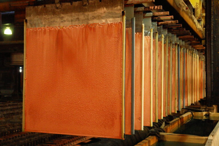 Cobre alcanza nuevo máximo histórico y supera la barrera de los US$6 por libra