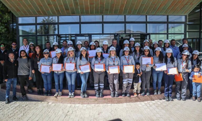 26 mujeres egresan del programa Aprendices 2025 en Radomiro Tomic y fortalecen la inclusión en minería