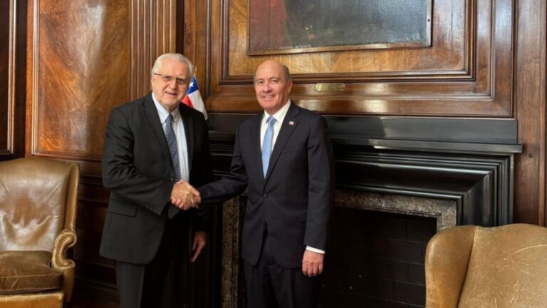 Ministro de Hacienda se reúne con presidente del directorio de Codelco para analizar resultados y desafíos