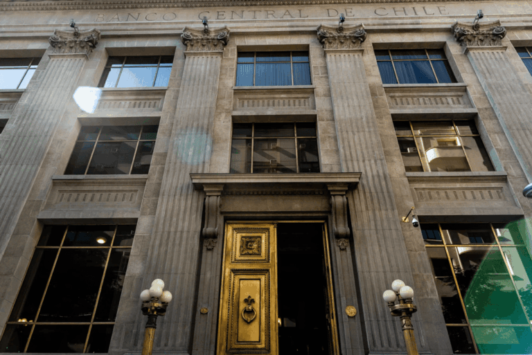 Banco Central mantiene la TPM en 4,5% ante la debilidad interna y la volatilidad global, en tanto, recortó a 0,75% el tope máximo de crecimiento para 2026