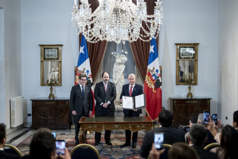 Gobierno oficializa el “Día de la Persona Trabajadora de la Industria Salmonera”