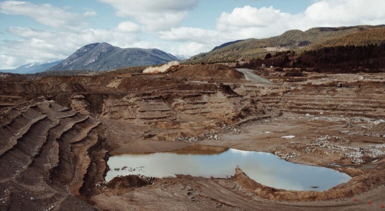 Plazos de hasta 12 años para permisos y altos costos eléctricos presionan valor del agua desalada para la minería