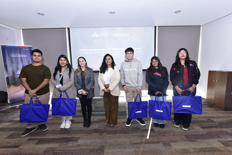 AIA, quienes participan de EXPONOR 2026, donó computadores a 29 estudiantes del sistema de protección en Antofagasta