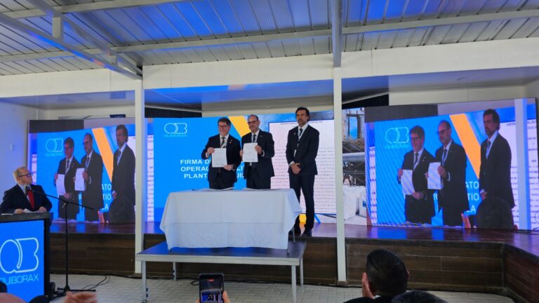 Biministro Mas firma primer CEOL del Estado con empresa privada para producir litio en la Región de Arica y Parinacota